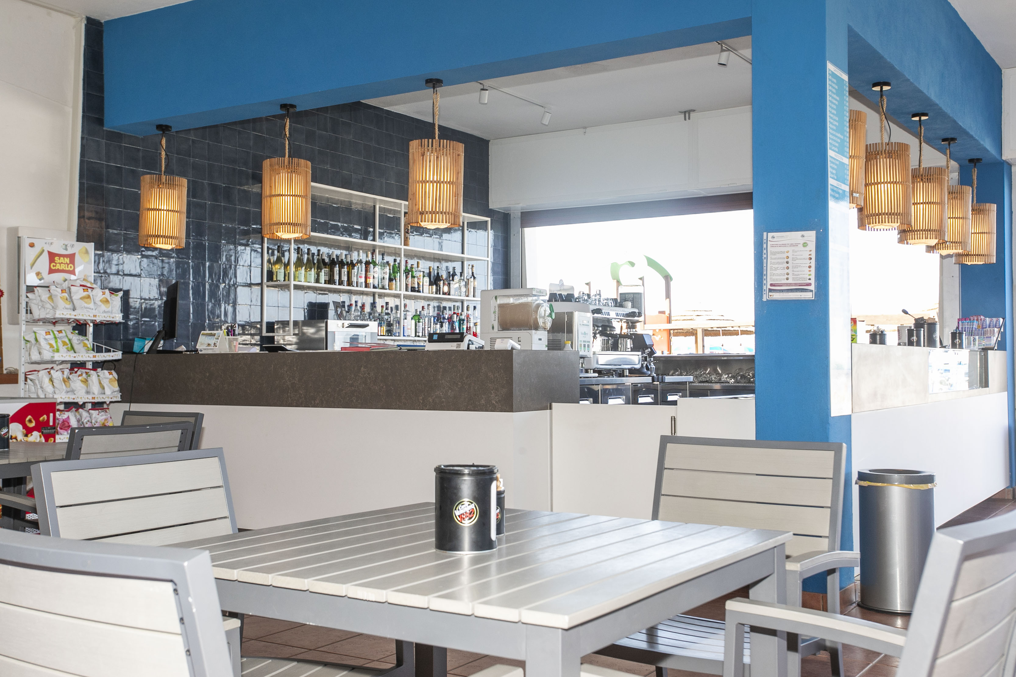 Se: - All'interno di questo negozio, un lungo bancone in corallo irregolare (segreteria) con sei lampioni Orientali si sov...